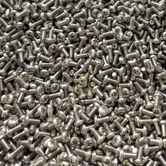 สกรูหัวกระทะที่ปิดภาคเรียน