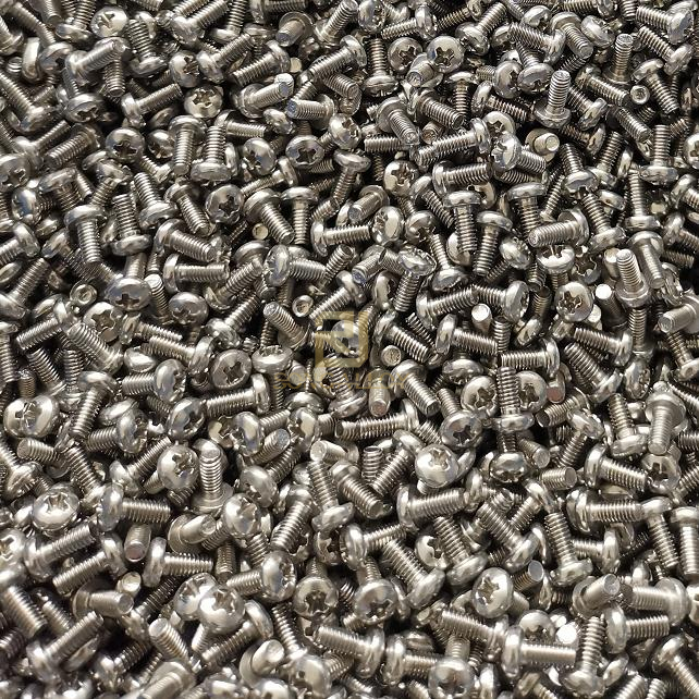 สกรูหัวกระทะที่ปิดภาคเรียน